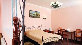 Гостиница Pervy Dohodny Dom Hotel Кисловодск Двухместный номер Делюкс с 1 кроватью (на 2 взрослых + 1 ребенка)-4
