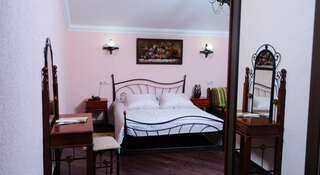 Гостиница Pervy Dohodny Dom Hotel Кисловодск Семейный номер Делюкс-5